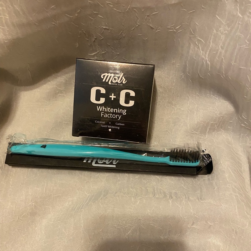 Molr CARBON + COCONUT TEETH
WHITENING POWDER AND
TOOTHBRUSH